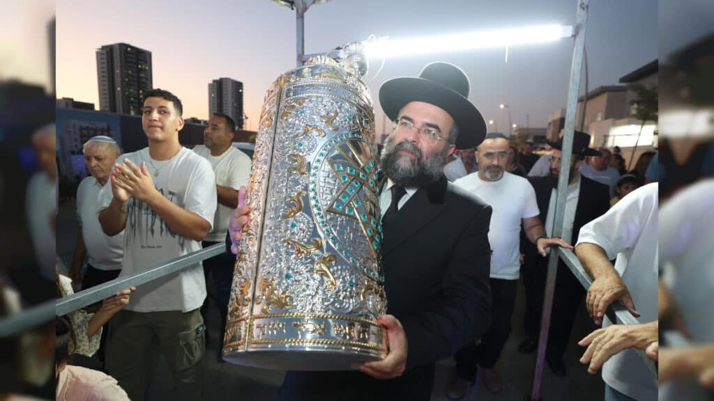 גלריה: בקריית גת חנכו את בית הכנסת עם הכנסת ספר תורה