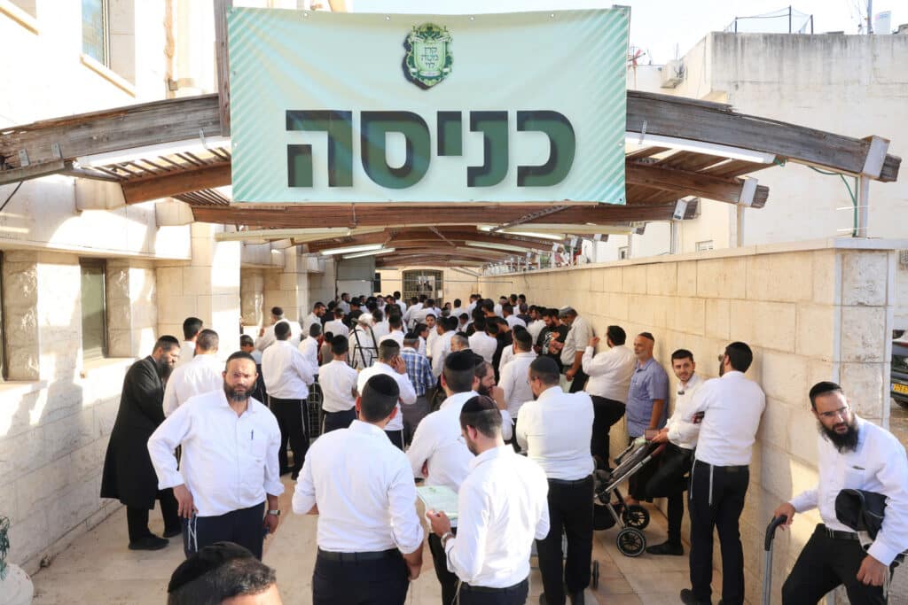 גלריה: ראש הישיבה הגר"א עפג'ין חילק אלפי סלי מזון לחג