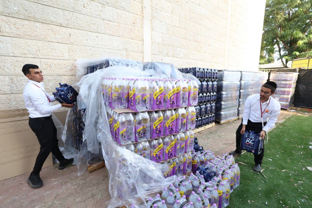 גלריה: ראש הישיבה הגר"א עפג'ין חילק אלפי סלי מזון לחג