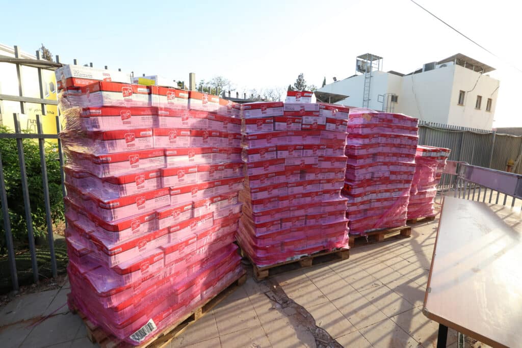 גלריה: ראש הישיבה הגר"א עפג'ין חילק אלפי סלי מזון לחג