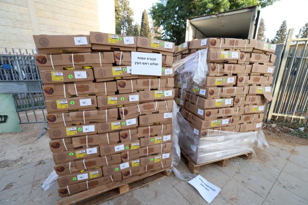 גלריה: ראש הישיבה הגר"א עפג'ין חילק אלפי סלי מזון לחג