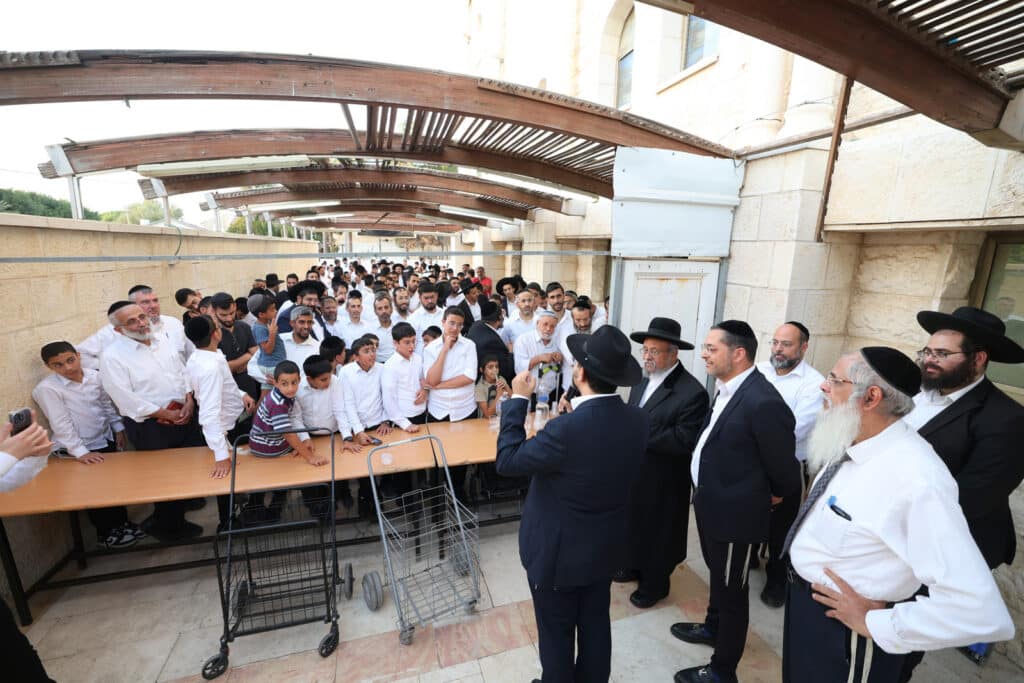 גלריה: ראש הישיבה הגר"א עפג'ין חילק אלפי סלי מזון לחג