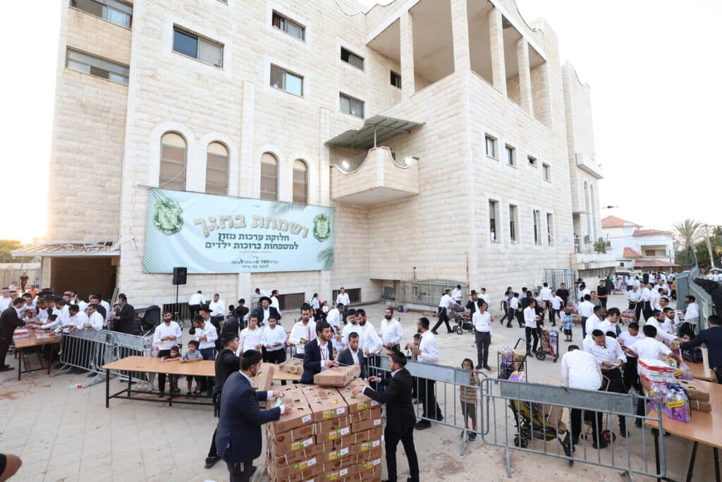 גלריה: ראש הישיבה הגר"א עפג'ין חילק אלפי סלי מזון לחג