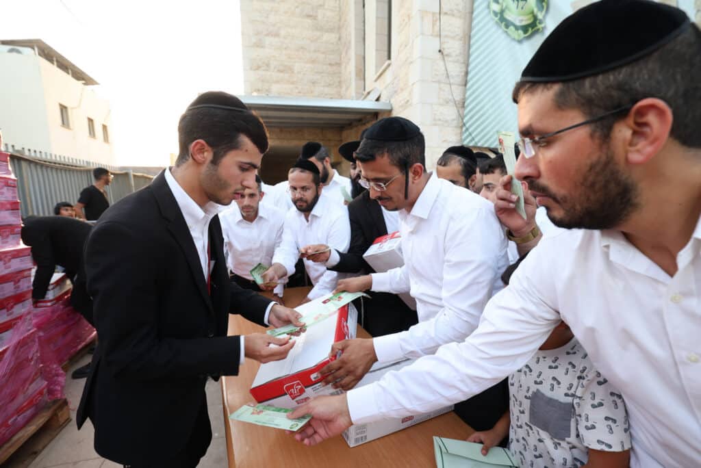 גלריה: ראש הישיבה הגר"א עפג'ין חילק אלפי סלי מזון לחג