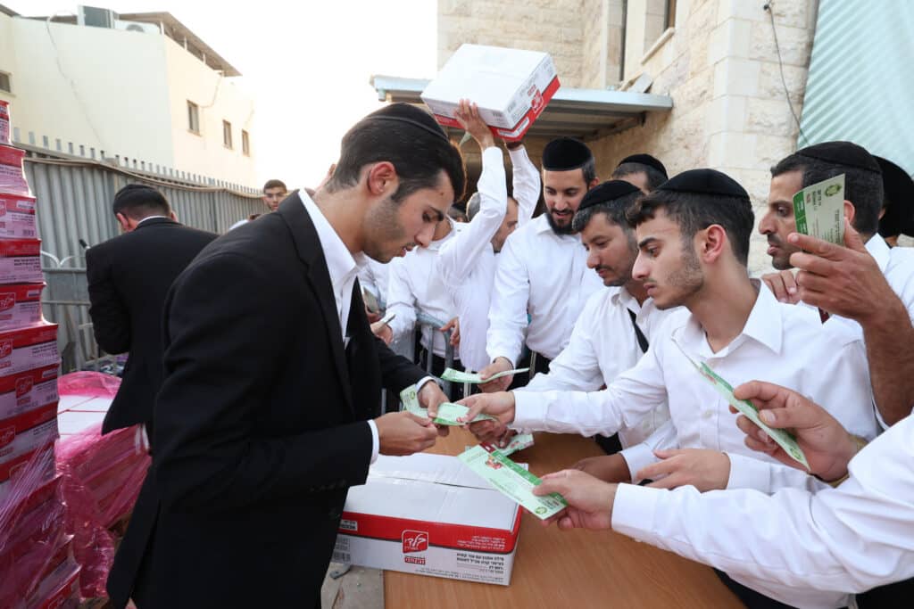 גלריה: ראש הישיבה הגר"א עפג'ין חילק אלפי סלי מזון לחג