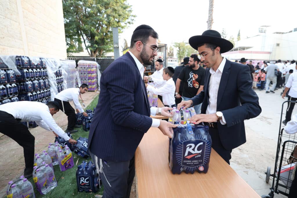 גלריה: ראש הישיבה הגר"א עפג'ין חילק אלפי סלי מזון לחג