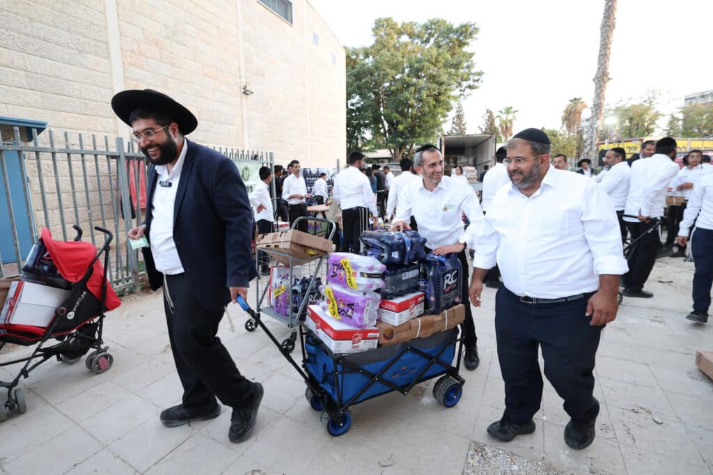 גלריה: ראש הישיבה הגר"א עפג'ין חילק אלפי סלי מזון לחג