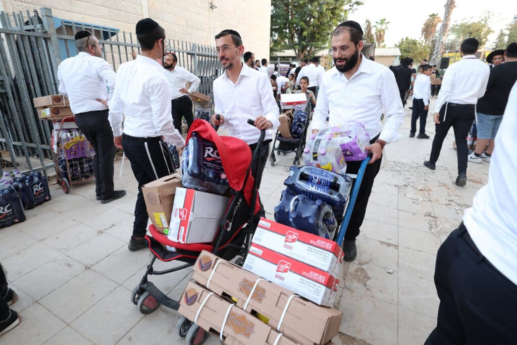 גלריה: ראש הישיבה הגר"א עפג'ין חילק אלפי סלי מזון לחג
