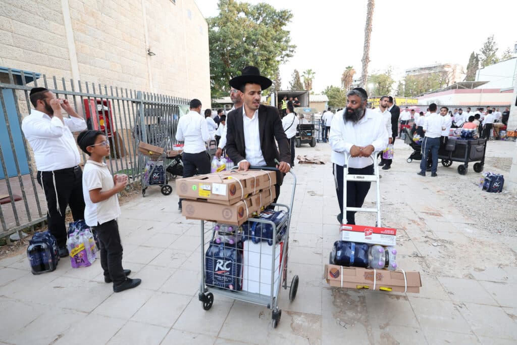 גלריה: ראש הישיבה הגר"א עפג'ין חילק אלפי סלי מזון לחג