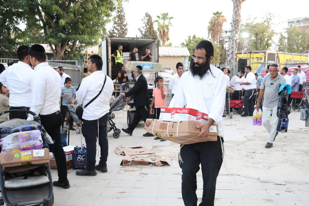 גלריה: ראש הישיבה הגר"א עפג'ין חילק אלפי סלי מזון לחג