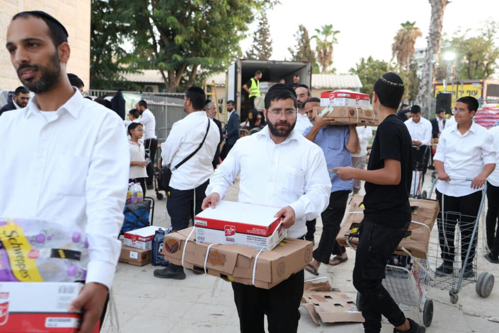 גלריה: ראש הישיבה הגר"א עפג'ין חילק אלפי סלי מזון לחג