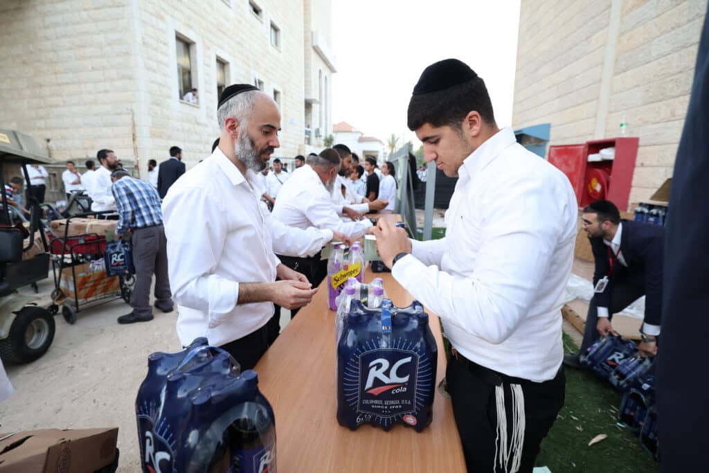 גלריה: ראש הישיבה הגר"א עפג'ין חילק אלפי סלי מזון לחג