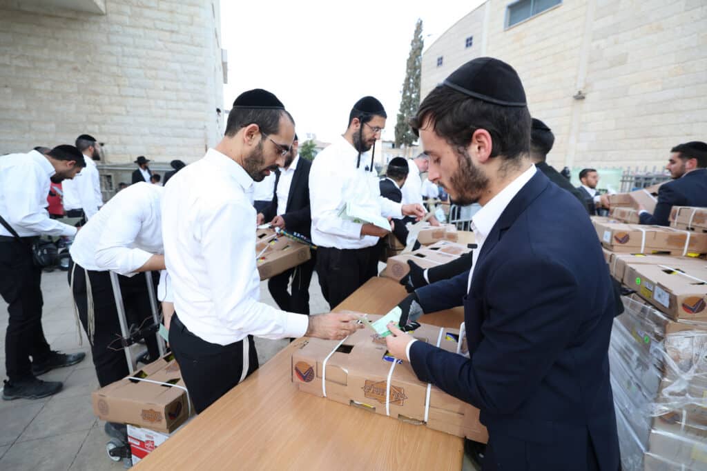גלריה: ראש הישיבה הגר"א עפג'ין חילק אלפי סלי מזון לחג