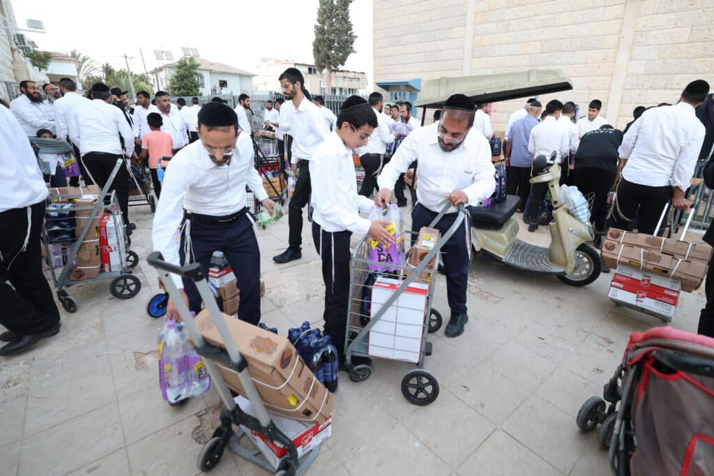 גלריה: ראש הישיבה הגר"א עפג'ין חילק אלפי סלי מזון לחג