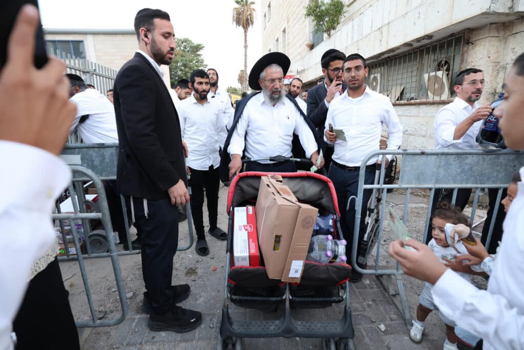 גלריה: ראש הישיבה הגר"א עפג'ין חילק אלפי סלי מזון לחג