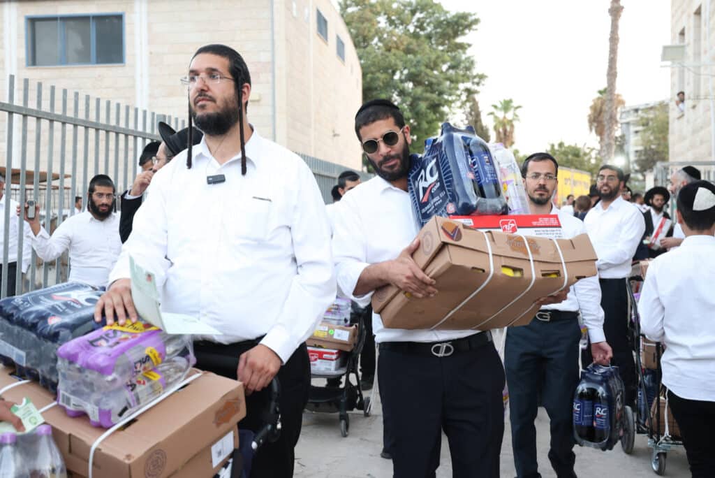 גלריה: ראש הישיבה הגר"א עפג'ין חילק אלפי סלי מזון לחג