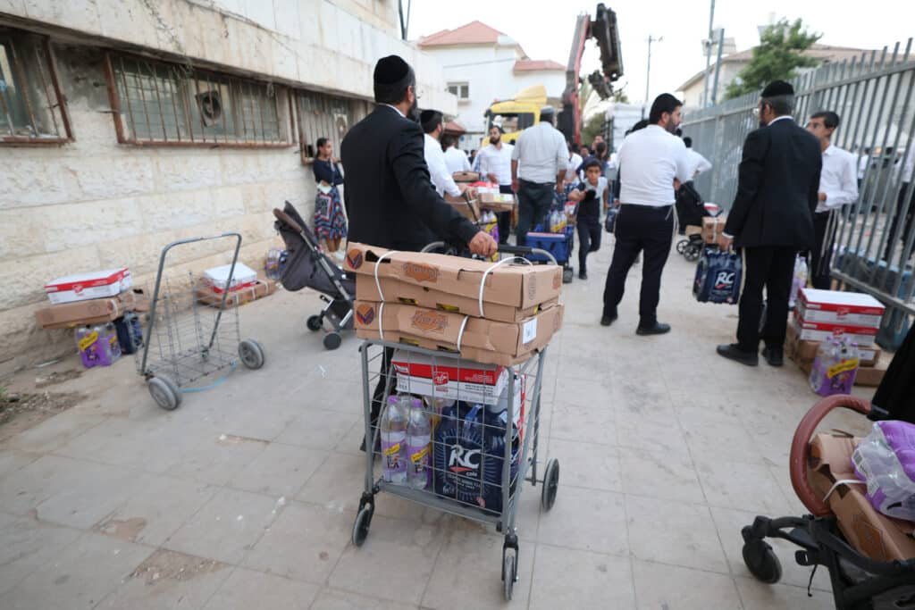 גלריה: ראש הישיבה הגר"א עפג'ין חילק אלפי סלי מזון לחג