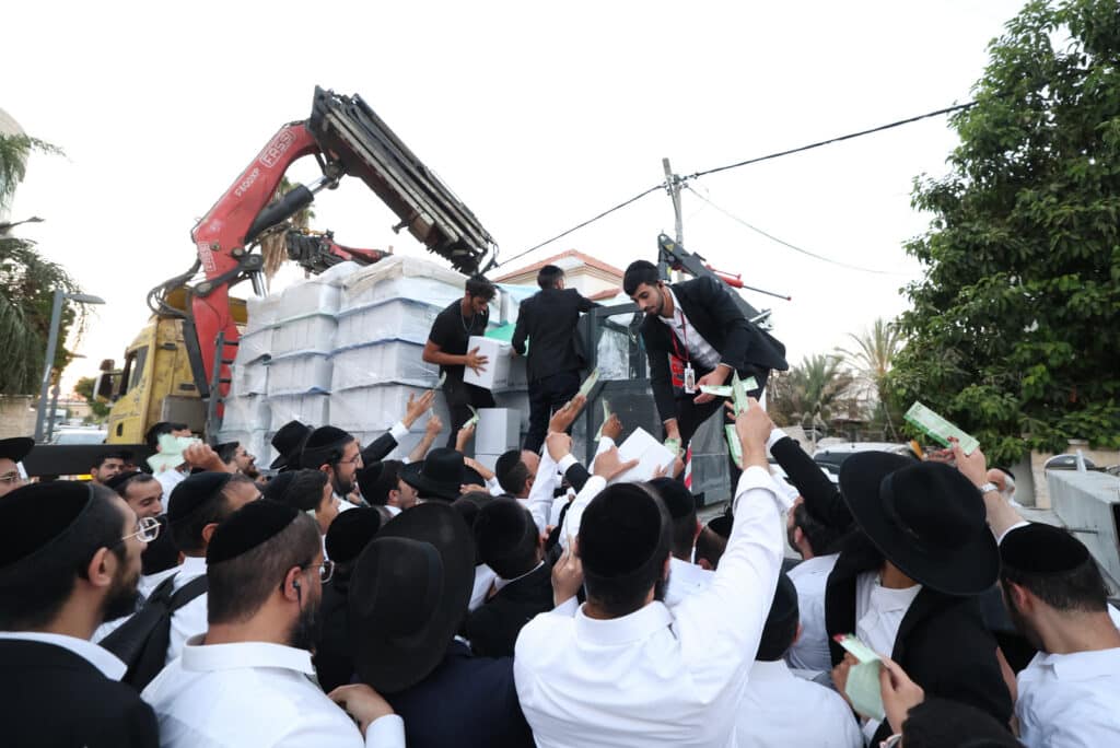 גלריה: ראש הישיבה הגר"א עפג'ין חילק אלפי סלי מזון לחג