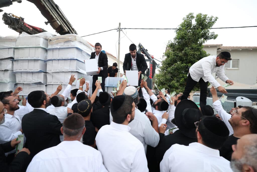 גלריה: ראש הישיבה הגר"א עפג'ין חילק אלפי סלי מזון לחג