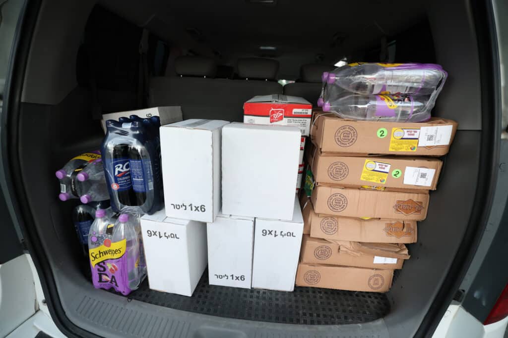 גלריה: ראש הישיבה הגר"א עפג'ין חילק אלפי סלי מזון לחג