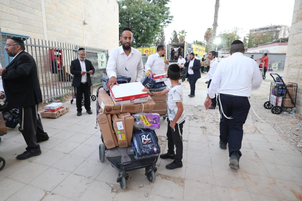 גלריה: ראש הישיבה הגר"א עפג'ין חילק אלפי סלי מזון לחג