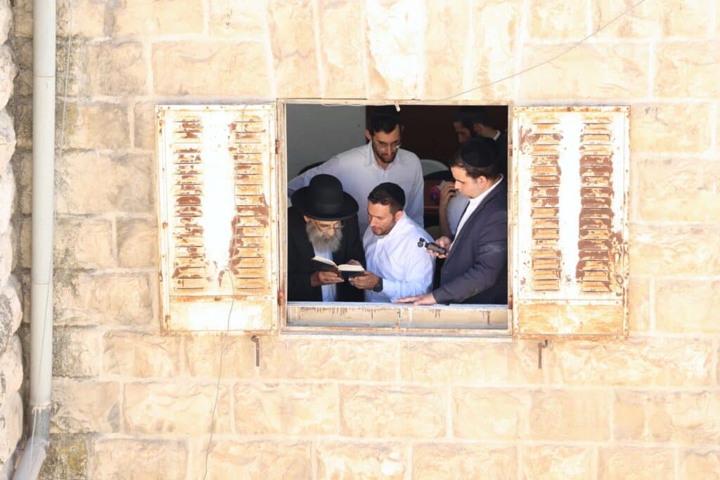 תיעוד: מרן ראש הישיבה הגר"מ צדקה מסכך את סוכתו