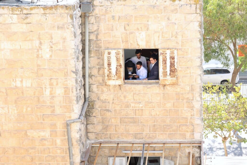 תיעוד: מרן ראש הישיבה הגר"מ צדקה מסכך את סוכתו