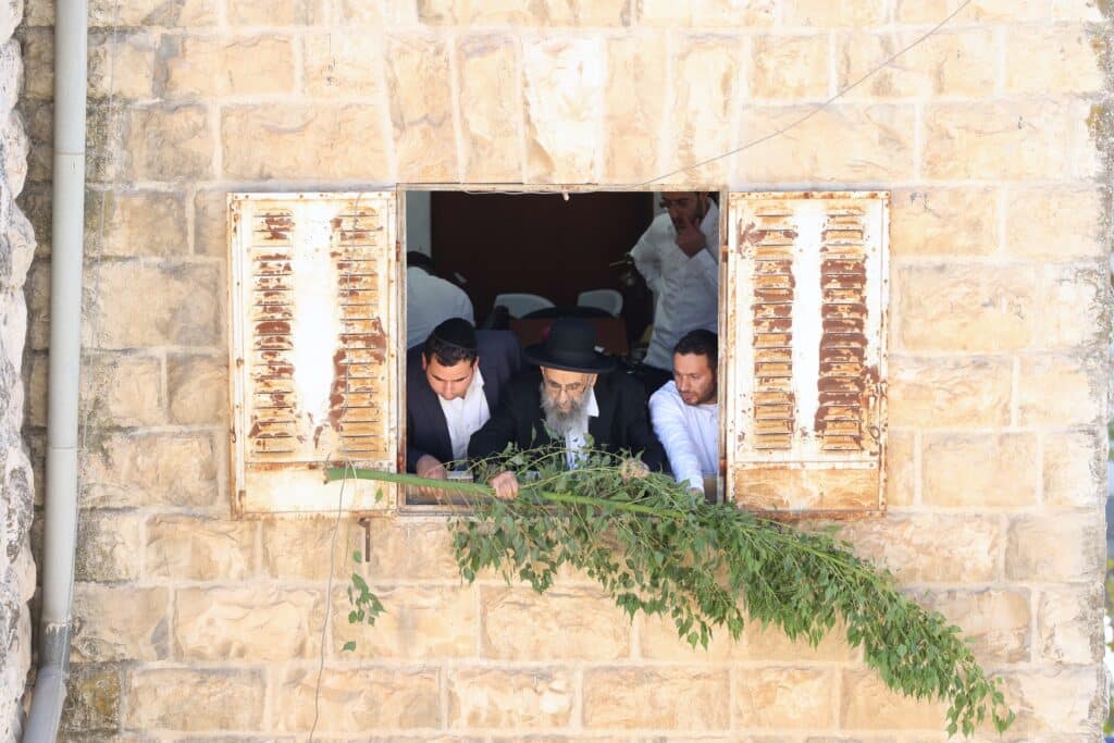 תיעוד: מרן ראש הישיבה הגר"מ צדקה מסכך את סוכתו