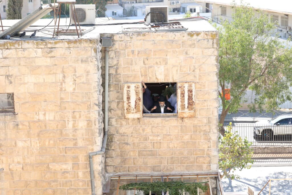 תיעוד: מרן ראש הישיבה הגר"מ צדקה מסכך את סוכתו