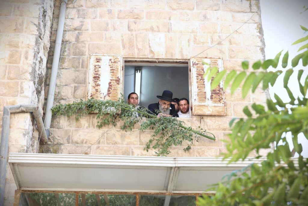 תיעוד: מרן ראש הישיבה הגר"מ צדקה מסכך את סוכתו