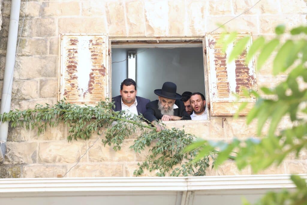 תיעוד: מרן ראש הישיבה הגר"מ צדקה מסכך את סוכתו