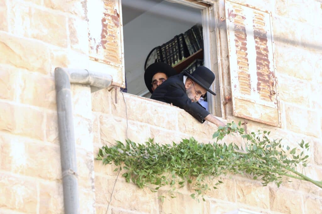 תיעוד: מרן ראש הישיבה הגר"מ צדקה מסכך את סוכתו