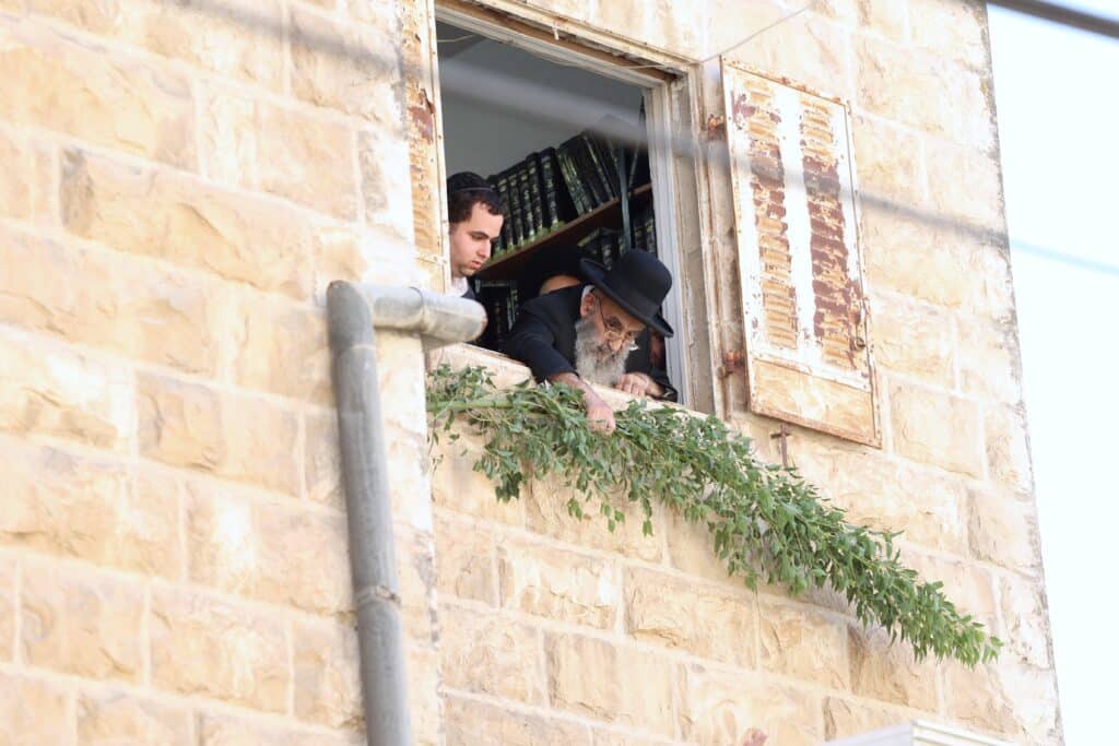 תיעוד: מרן ראש הישיבה הגר"מ צדקה מסכך את סוכתו