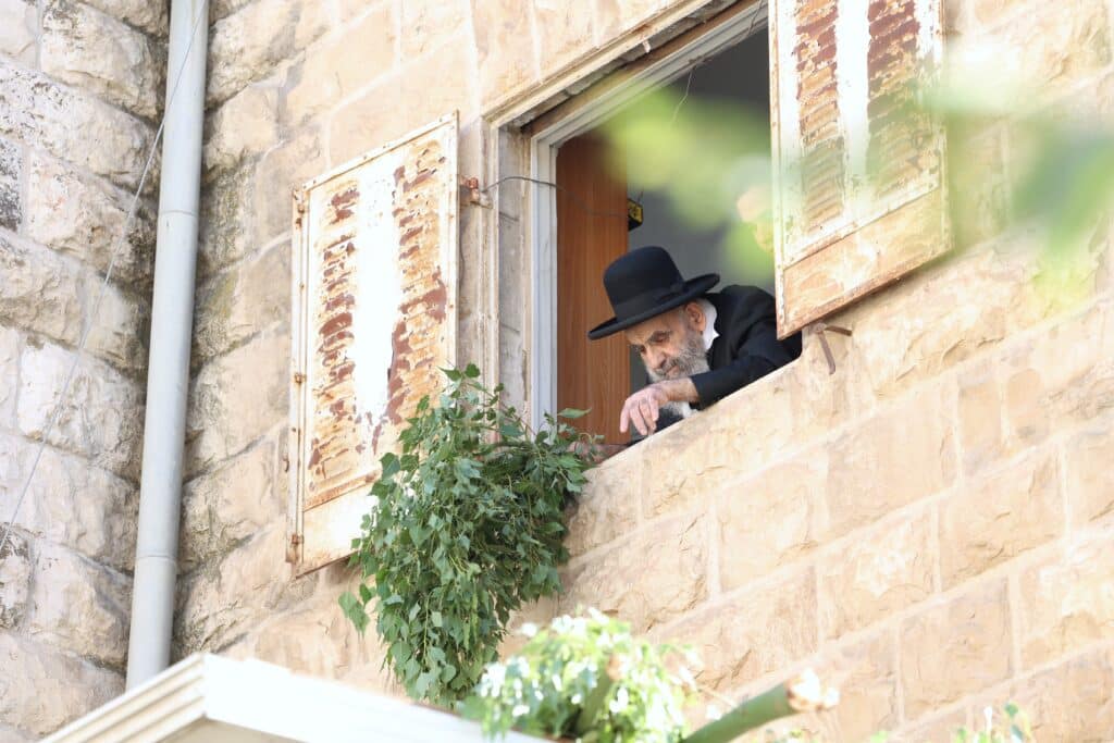 תיעוד: מרן ראש הישיבה הגר"מ צדקה מסכך את סוכתו