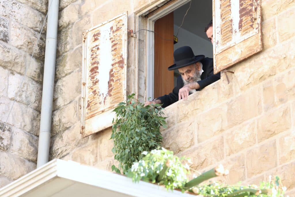 תיעוד: מרן ראש הישיבה הגר"מ צדקה מסכך את סוכתו