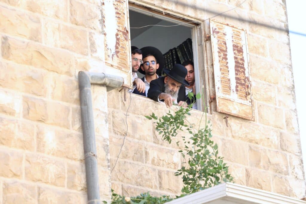 תיעוד: מרן ראש הישיבה הגר"מ צדקה מסכך את סוכתו