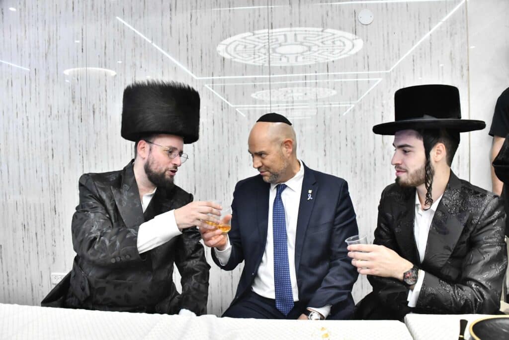 איש התקשורת אירס את בתו - כולם התייצבו לאחל מזל טוב