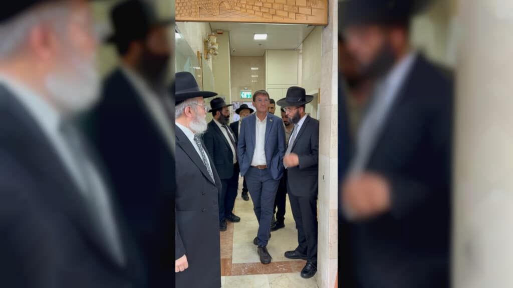 תיעוד: בועז ביסמוט הגיע ל'כסא רחמים' וערך מבחן סיכה