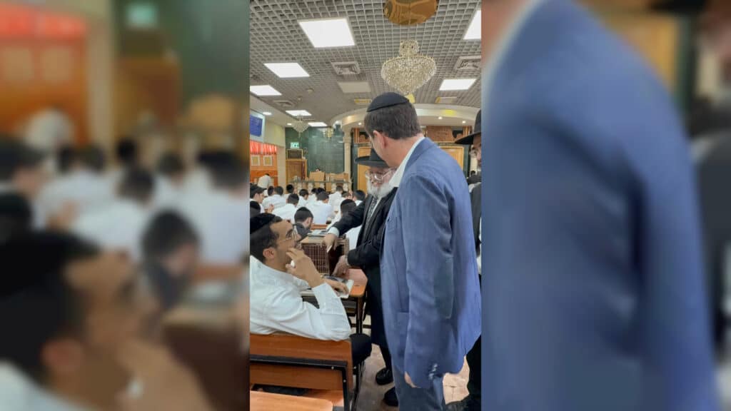 תיעוד: בועז ביסמוט הגיע ל'כסא רחמים' וערך מבחן סיכה