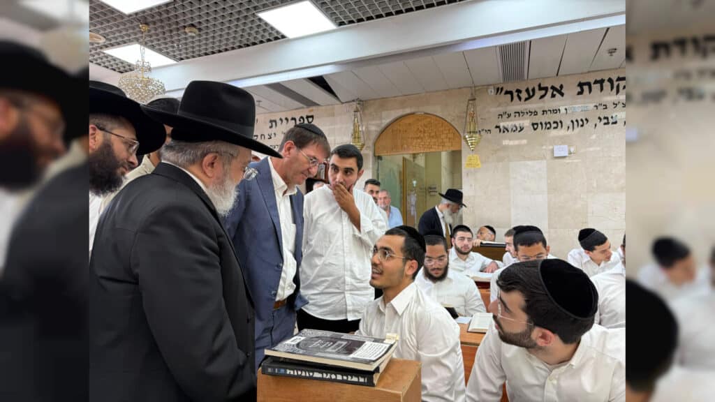 תיעוד: בועז ביסמוט הגיע ל'כסא רחמים' וערך מבחן סיכה