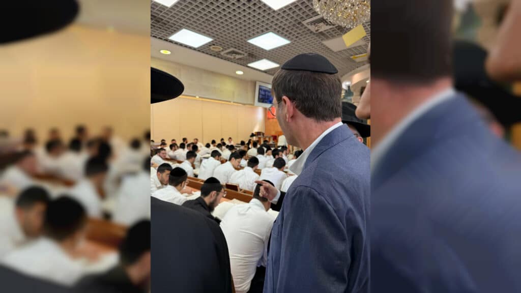 תיעוד: בועז ביסמוט הגיע ל'כסא רחמים' וערך מבחן סיכה