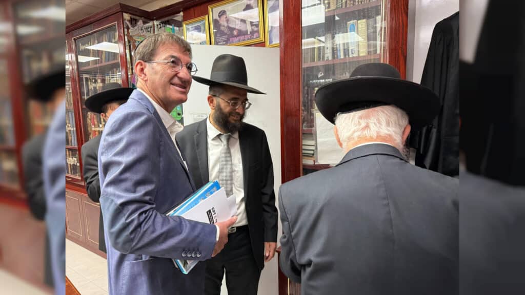 תיעוד: בועז ביסמוט הגיע ל'כסא רחמים' וערך מבחן סיכה