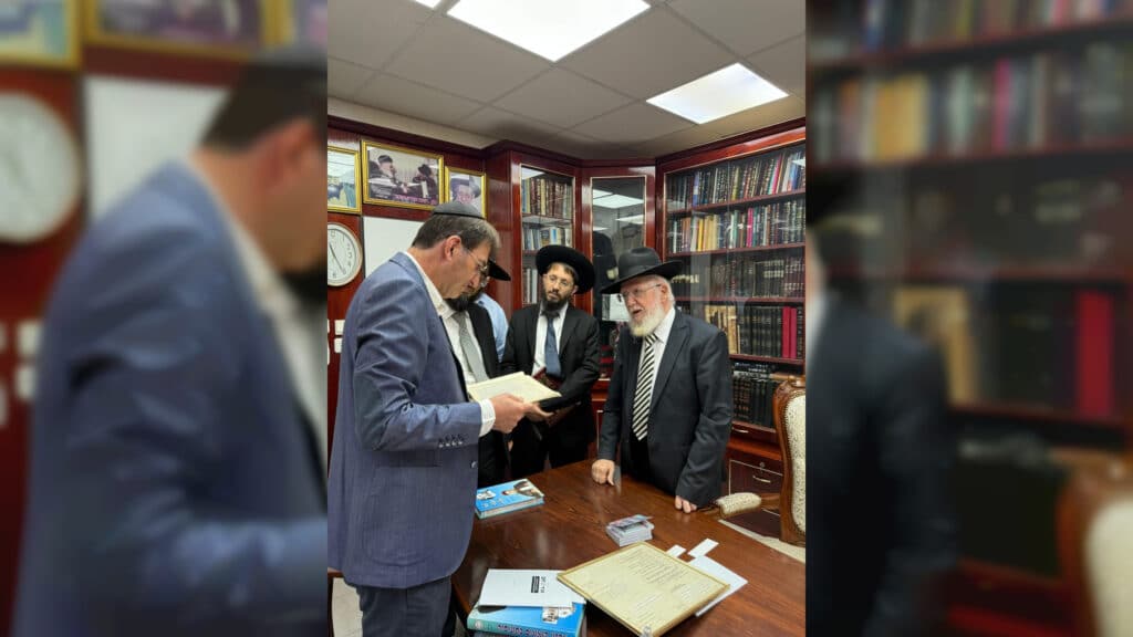 תיעוד: בועז ביסמוט הגיע ל'כסא רחמים' וערך מבחן סיכה