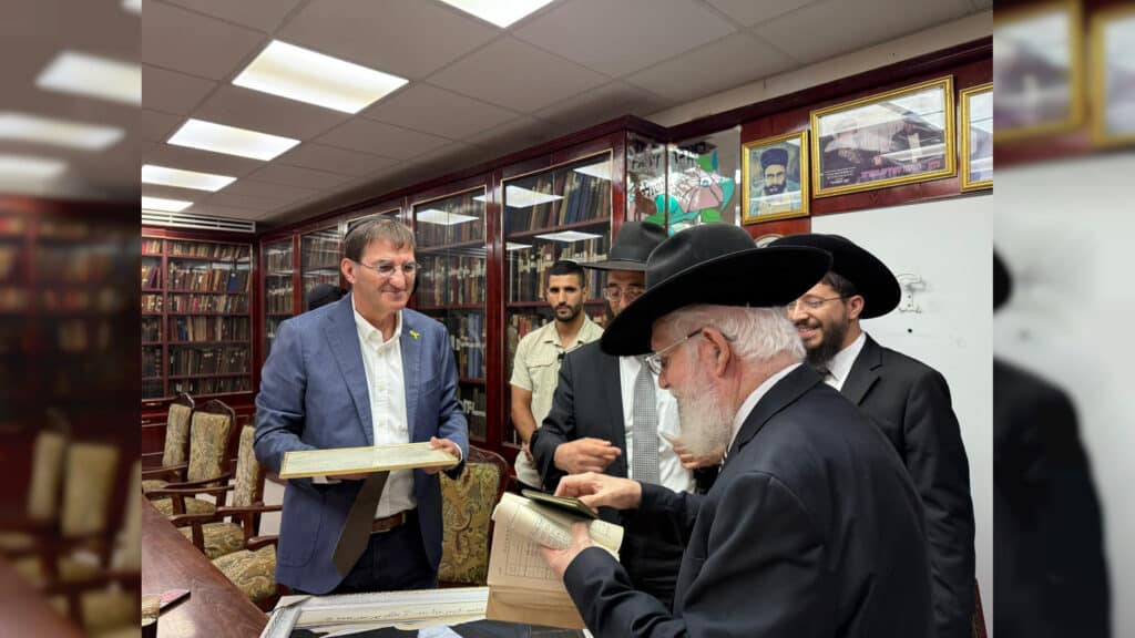 תיעוד: בועז ביסמוט הגיע ל'כסא רחמים' וערך מבחן סיכה