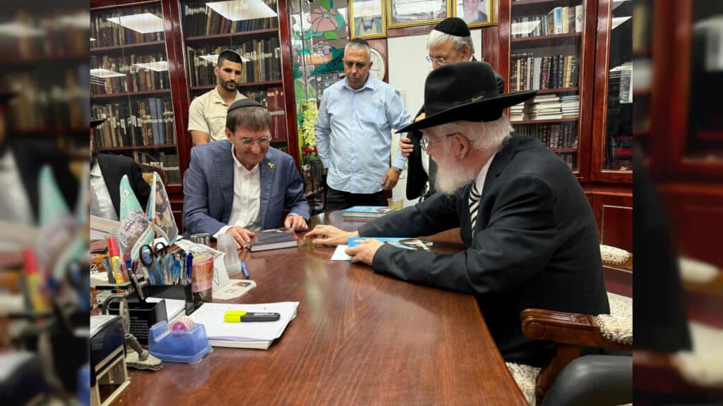 תיעוד: בועז ביסמוט הגיע ל'כסא רחמים' וערך מבחן סיכה