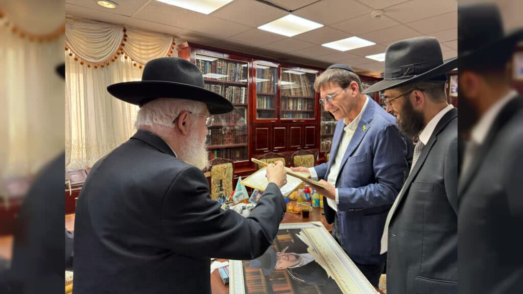 תיעוד: בועז ביסמוט הגיע ל'כסא רחמים' וערך מבחן סיכה