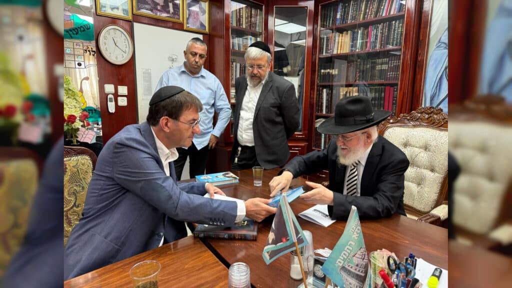 תיעוד: בועז ביסמוט הגיע ל'כסא רחמים' וערך מבחן סיכה