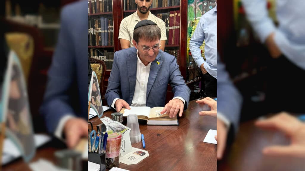 תיעוד: בועז ביסמוט הגיע ל'כסא רחמים' וערך מבחן סיכה