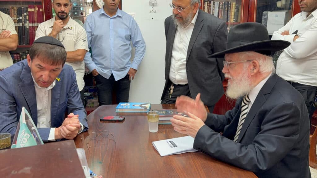 תיעוד: בועז ביסמוט הגיע ל'כסא רחמים' וערך מבחן סיכה