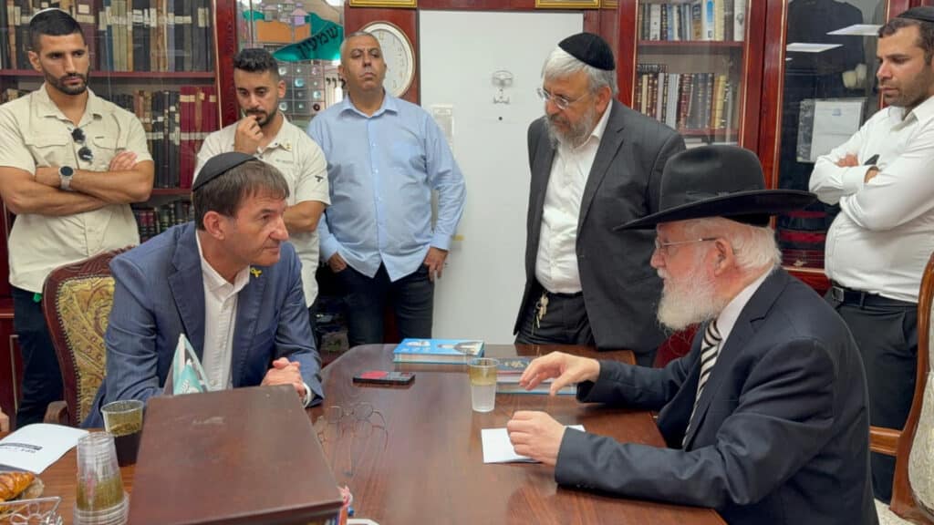 תיעוד: בועז ביסמוט הגיע ל'כסא רחמים' וערך מבחן סיכה